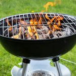 گریل تخت و زغالی به همراه پایه (میز استیل زیرش)